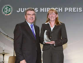 Julius Hirsch-Preisträgerin Angelika Ribler mit IOC-Präsident Dr. Thomas Bach. Foto: getty images