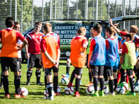 Das DFB-Mobil bietet Praxishilfen und Tipps für Trainer in den Amateurvereinen. Foto: getty images