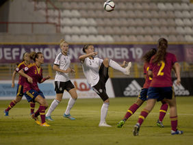 U19-Nationalspielerin Felicitas Rauch (am Ball) im Spiel gegen Spanien. Foto: getty images