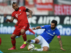 Darmstadt-Kapitän Aytac Sulu versucht, Bayerns Arturo Vidal aufzuhalten. Foto: getty images