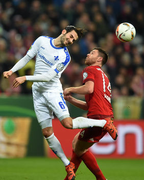 Darmstadts Mario Vrancic (l.) im Duell mit Bayern-Torschütze Xabi Alonso. Foto: Getty Images