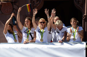 Auf dem Römerbalkon präsentierten sich die DFB-Frauen ihren Frankfurter Fans. [Foto: getty images]