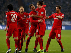 Frankfurts Alex Meier (Mitte) lässt sich nach dem 1:0-Siegtor gegen Schalke von seinen Kollegen feiern. Foto: Getty Images