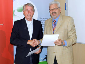 Besiegelte Partnerschaft: HFV-Präsident Rolf Hocke (li.) mit HBRS-Präsident Gerhard Knapp. Foto: Archiv