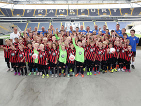Die kleinen Kids im großen Stadion. Foto: Eintracht-Frankfurt-Fußballschule