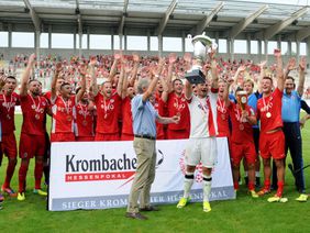 HFV-Präsident Rolf Hocke übergibt OFC-Keeper Daniel Endres den Krombacher Hessenpokal, Foto: A2/Hartenfelser
