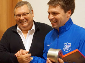 Im Rahmen der DFB-Ehrenamtsaktion „Fußballhelden – Aktion junges Ehrenamt“ wurde Boris Rothenhäuser (re.) von der SG Ueberau für sein ehrenamtliches Engagement von Kreisfußballwart Heinz Zulauf aus-gezeichnet.