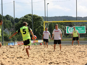 Sehenswerte Fußball-Action bot der 2. HFV-Beachsoccer-Cup. Foto: Stehling