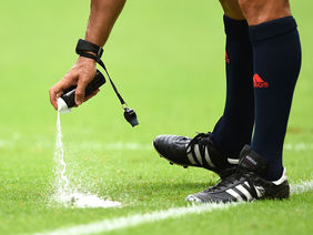 Das Freisstoßspray - ein Hilfsmittel für Schiedsrichter, Foto: Getty Images