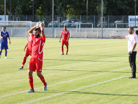 Rot-Weiß-Frankfurt-Trainer Daniyel Cimen (re.) beim Spiel seines Teams gegen die Nationalmannschaft Palästinas (0:4) am Dienstagabend. Foto: Timmas