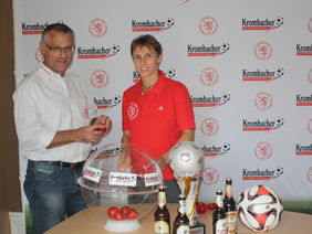 Pokalspielleiter Klaus Orschel und Stephanie Nöthen, Referentin für Freizeit- und Breitensport, bei der Auslosung, Foto: HFV