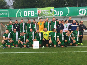 Die SG Fehlheim/Lorsch bejubelt den dritten Platz beim DFB-Ü40-Cup in Berlin. Foto: Held