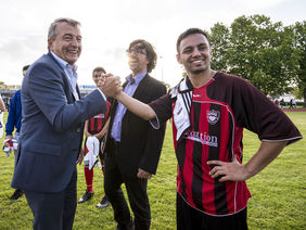 DFB-Präsident Wolfgang Niersbach begrüßt einen Spieler der „Refugees United“. Foto: getty images