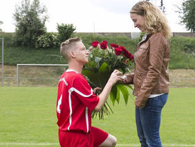 Auf Knien machte Sascha Seelig seiner Katja vor Anpfiff einen Heiratsantrag. Foto: privat