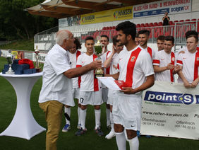 Die U19 des SC Hessen Dreieich bekommt den Pokal. Foto: SCHD