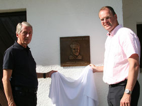 HFV-Präsident Stefan Reuß (re.) und -Ehrenpräsident Rolf Hocke enthüllen die Tafel des Wolfgang-Schlosser-Hauses. Foto: Theiß
