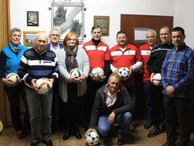 Die Vertreter des SV Phönix Düdelsheim, des Kreises Büdingen sowie des Hessischen Fußball-Verbandes beim abschließenden Gruppenfoto. Foto: Gast