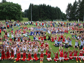 Über 400 junge Fußballerinnen beim Tag des Mädchenfußballs. Foto: HFV