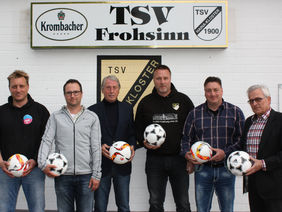 Der HFV war am Dienstag mit Präsident Rolf Hocke (3.v.l.) und Geschäftsführer Gerhard Hilgers (re.) zu Besuch beim TSV Haina. Foto: Gast