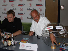 Pokalspielleiter Matthias Bausch (li.) und Krombacher Vertreter Axel Geilfuß bei der Auslosung. Foto: Büter