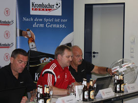 Verbandsfußballwart Jürgen Radeck, Pokalspielleiter Matthias Bausch und Losfee Axel Geilfuß (Krombacher Brauerei) bei der Auslosung. Foto: HFV