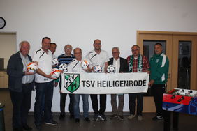 HFV-Geschäftsführer Gerhard Hilgers (3.v.r.) und Verbandsausschuss Claus Menke (2.v.r.) mit Kreisfußballwart Günther Schneider (l.) und den Vertretern des TSV Heiligenrode. [Foto: Sascha Timmas]