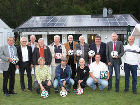 Der Hessische Fußball-Verband mit Geschäftsführer Gerhard Hilgers (2.v.l.) und Vizepräsident Torsten Becker (2.v.r.) zu Besuch beim 1. FC Hochstadt. Foto: Gast