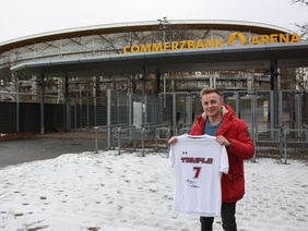 Hermann Dörner mit dem Trikot seiner Universitätsmannschaft vor der Frankfurter Commerzbank-Arena. Foto: Palmieri