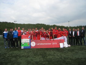 Der TSV Steinbach feiert die Hessenliga-Meisterschaft. Foto: Weingärtner