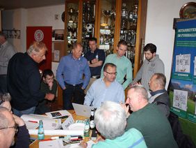 Diskussionen um die Zukunft des Amateurfußballs beim Kreisdialog in Roßdorf. Foto: Fink