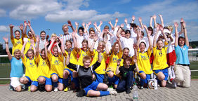 Begeisterte Mädchen beim Tag des Mädchenfußballs 2010 in Frankfurt Foto: Peter Hartenfelser