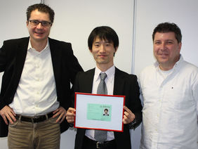 Umrahmt von Ingo Thomann (DFB) und Walter Sitorius (HFV) präsentiert Nagai Masafumi seinen Spielerpass, Foto: HFV