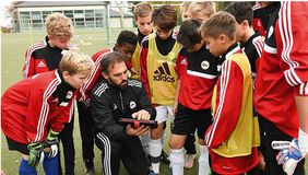 Unsere Online-Hilfen im Bereich Training und Service unterstützen Kinder- und Jugendtrainer bei ihren täglichen Arbeit auf dem Fußballplatz. [Foto: Fussball.de]