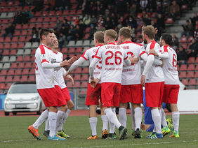 Gemeinsam bejubel die Spieler des KSV Hessen Kassel einen Treffer beim 3:1-Sieg gegen den FK Pirmasens [Foto: Eick Rösch]