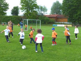 Kinder in Aktion auf dem Sportplatz der Eintracht Sportfreunde Windecken