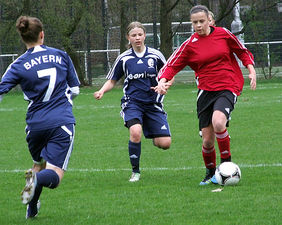 Hessen (rote Spielkleidung) kämpfte im Auftaktspiel des Länderpokales der U 19-Frauen gegen Bayern beherzt, fing sich aber eine 0:1-Niederlage ein. Am Ende landete die HFV-Auswahl auf Rag 14. lg/Rüdiger Zinsel