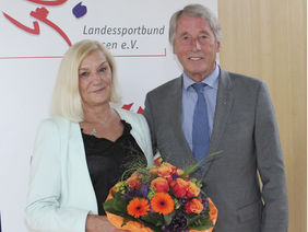 Die geeehrte Ute Maaß mit HFV-Präsident Rolf Hocke.