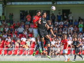 Masih Saighani (schwarzes Trikot) sah im Spiel gegen Homburg die Rote Karte aufgrund einer "Notbremse". Foto: TSV Steinbach
