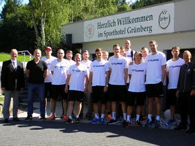 Handball-Bundesligist GWD Minden gemeinsam mit Hoteldirektor Thomas Schmitt (li.) vor dem Eingang des Sporthotels Grünberg. Foto: Theiß