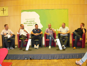 Die Diskussionsrunde (v.l.): Jan Christian Müller, Rüdiger Fritsch, Christian Heidel, Armin Veh, Clemens Krüger und Ingo Durstewitz. Foto: Gast