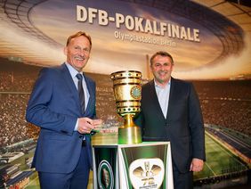Die beiden Geschäftsführer Hans-Joachim Watzke (BVB) und Klaus Allofs (VfL) mit dem DFB-Pokal. Foto: getty images