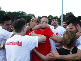 Jubel bei Rot-Weiss Frankfurt - die Mannschaft ist in die Hessenliga aufgestiegen. Foto: A2/Hartenfelser