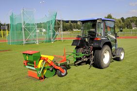 Der Rasen-Perforator hilft bei der Pflege der Spielflächen.
