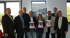 Die hessischen Preisträger der „Aktion Danke Schiri“ mit DEKRA-Vertretern und Mitgliedern des Verbandsschiedsrichterausschusses: Foto: privat