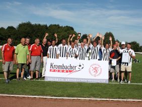 Die Siegermannschaft SG Dörnigheim/ Mittelbuchenmit (von links) Klaus Orschel (F+B-Ausschuss), Dirk Vereeken (KFW Hanau), Reiner Held und Hubert Höck (F+B-Ausschuss) sowie Axel Geilfuß (Krombacher Brauerei) (Bild: Stephanie Nöthen)