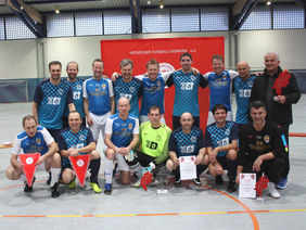 Die Siegerteams des Ü-Futsal-Cups 2017: AH-SG Darmstadt (blau-weiß) und FV Stierstadt (hellblau-dunkelblau kariert). Foto: HFV
