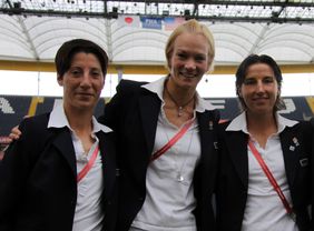Bereits ein eingespieltes Team: Marina Wozniak, Bibiana Steinhaus, Katrin Rafalski (v.l.n.r.), hier vor dem WM-Endspiel in Frankfurt 2011. Foto: Michael Grieben