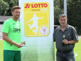 Rafael Szymanski (li.) bekommt die Torjägerkanone der LOTTO Hessenliga aus den Händen von Verbandsfußballwart Jürgen Radeck. Foto: privat
