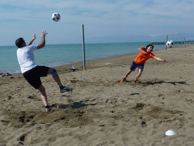 Die ideale Kombination von Arbeit und Spaß: Fußball am türkischen Strand. Foto: privat