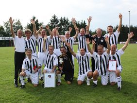 SG Germania Dörnigheim/Mittelbuchen: Siegerteam 2011 und Ausrichter des diesjährigen Ü50-Turniers (Bild: Stephanie Nöthen)